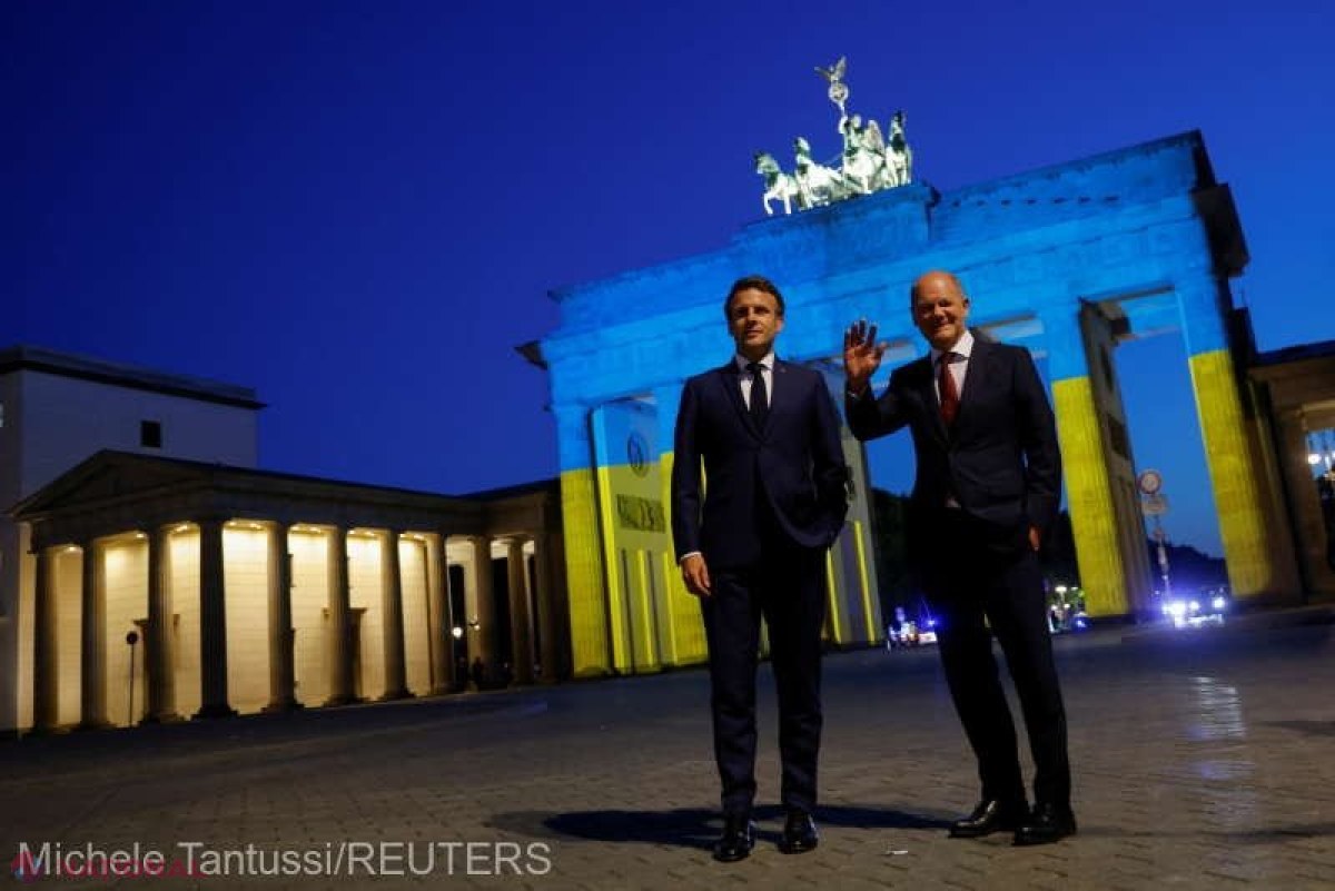 Macron și Scholtz, sub Poarta Brandenburg din Berlin, simbol al Războiului Rece iluminat în culorile drapelului ucrainean: „Sprijin deplin pentru Ucraina”
