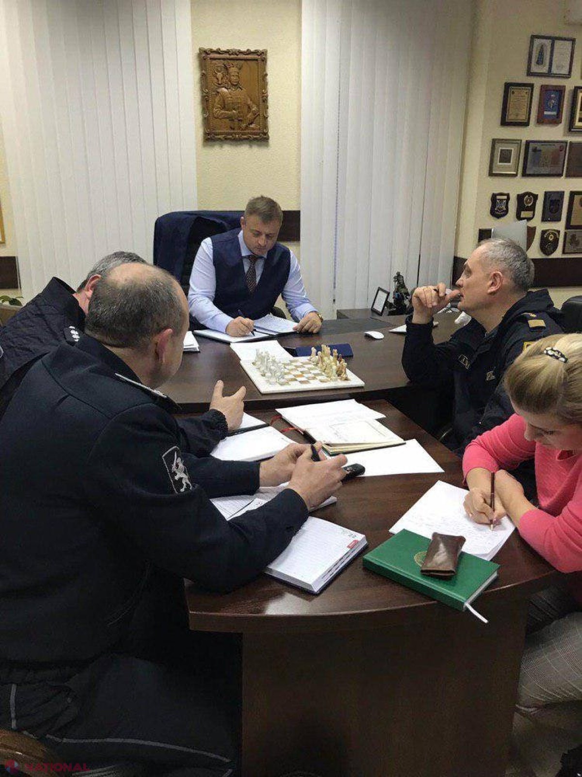 FOTO // IGP DUBLEAZĂ numărul de angajați la dirijarea traficului rutier în cele mai aglomerate sensuri giratorii și intersecții din capitală