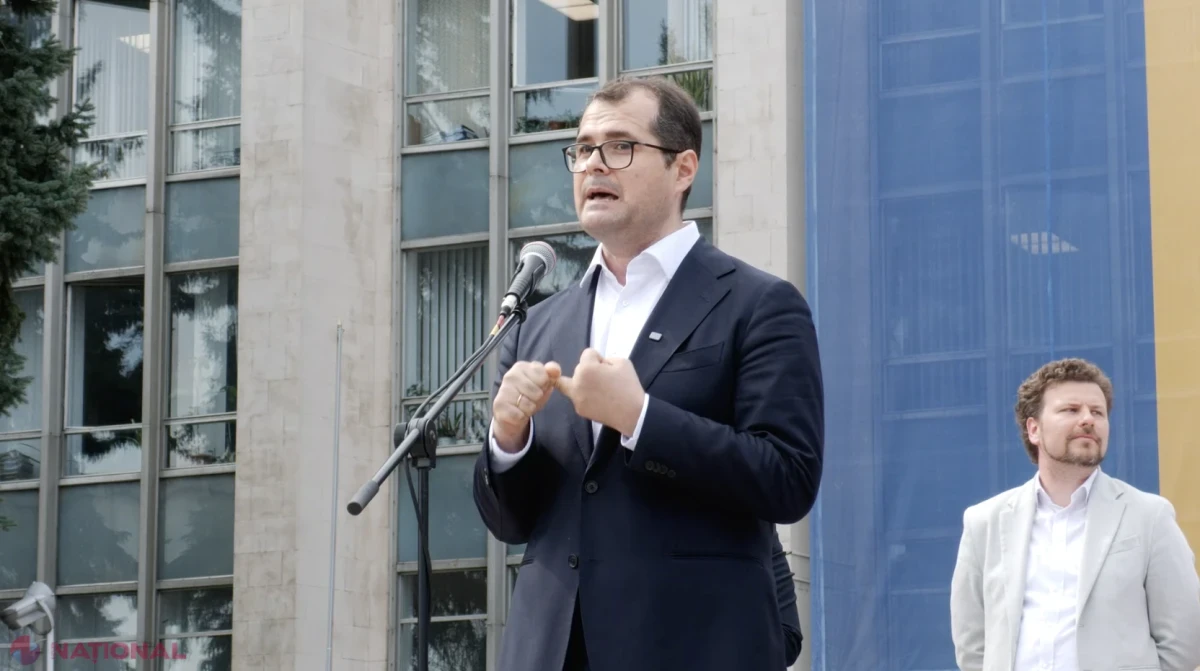 Premierul Tofan, față în față cu profesorii care solicită MAJORAREA salariilor de la 1 septembrie: „Voi meritați mai mult, nu ne vom ascunde în cabinete”
