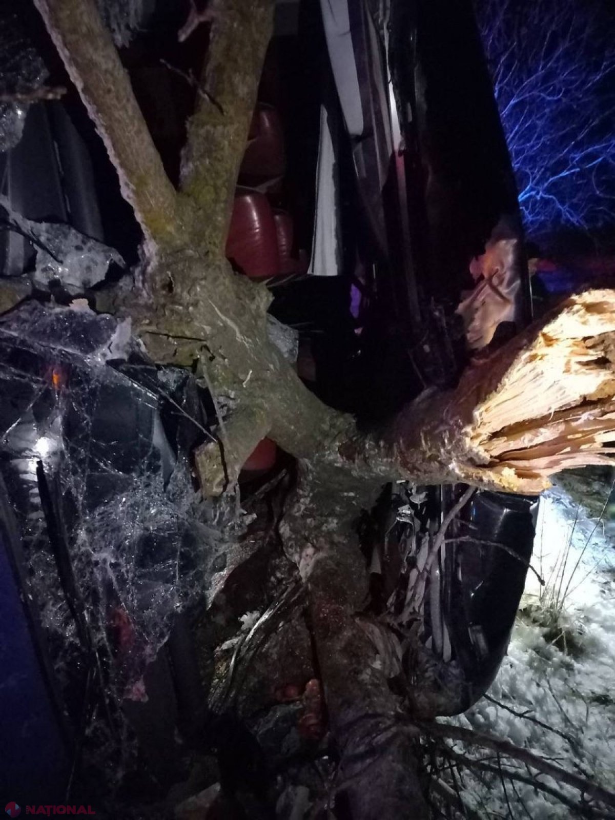 FOTO // Un autocar de pe ruta Kiev - Chișinău, cu 68 de pasageri la bord, s-a răsturnat la Florești: 16 persoane au ajuns la spital