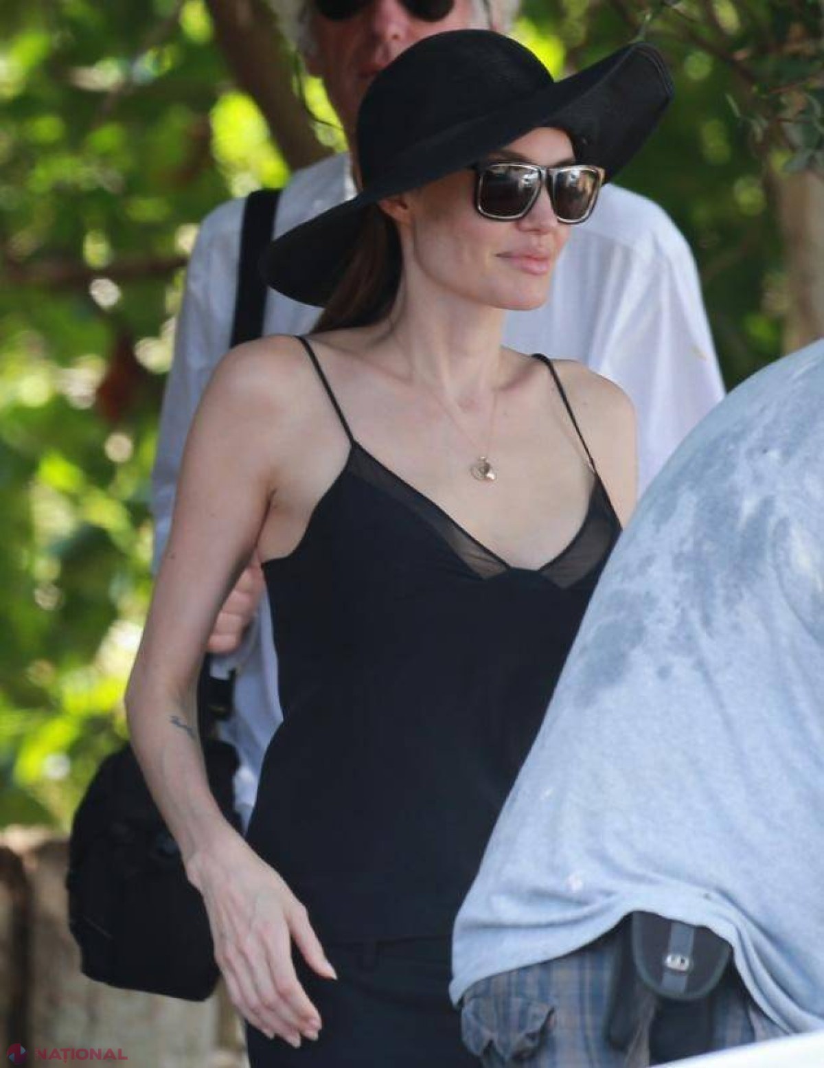 Poze în premieră! Cum arată sânii Angelinei Jolie după operația de mastectomie