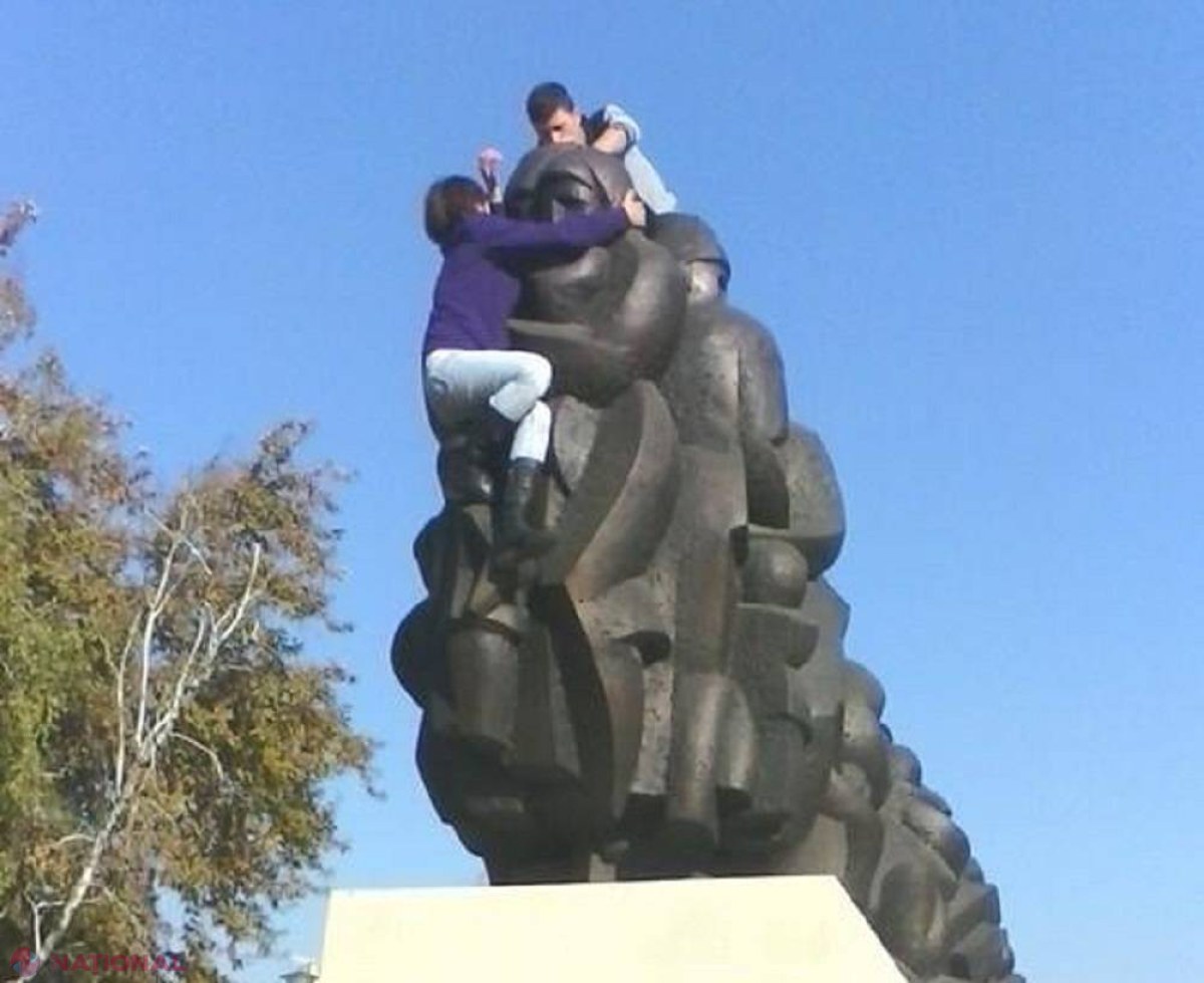 FOTO Chișinău // A vrut să se SINUCIDĂ, sărind de pe un monument, pentru că nu vrea în UE