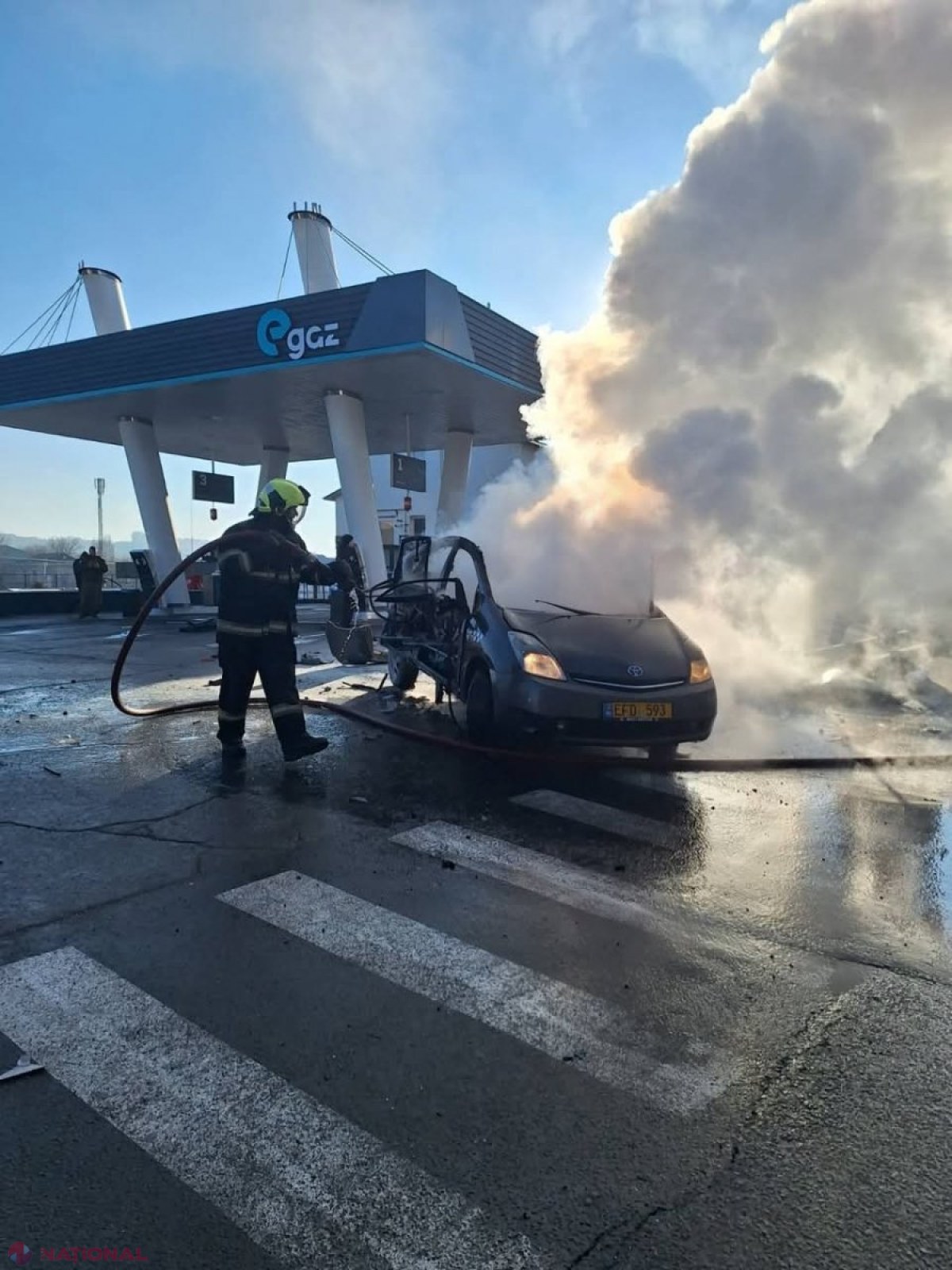 FOTO // Ce s-a ales din automobilul care a explodat într-o benzinărie de pe str. Albișoara din Chișinău: Se alimentase cu gaz și s-a aprins din mers. Șoferul a avut nevoie de îngrijiri medicale