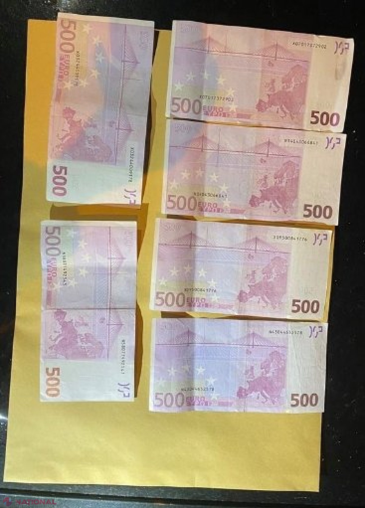 FOTO // „Combinatorul” de la Poliția de Frontieră, care soluționa dosarele legate de FURTUL de automobile din România, a fost reținut în FLAGRANT delict, când încasa o mită de 12 000 de euro