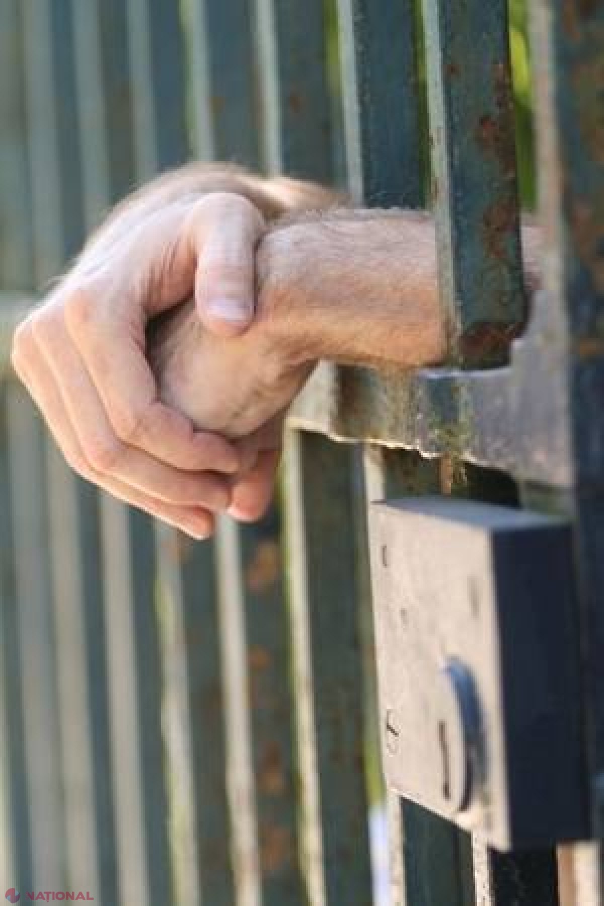 Șase ani după gratii pentru că și-a bătut concubina și vecinul