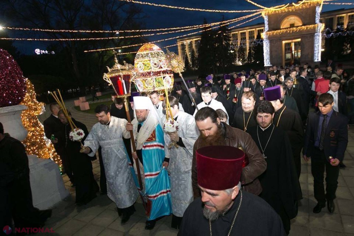 REPORTAJ FOTO // Mitropolitul Vladimir şi conducerea statului au împărţit FOCUL HARIC enoriaşilor