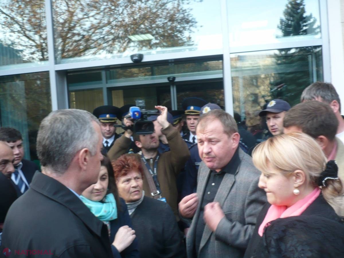 Protest cu lumânări și flori în fața Guvernului