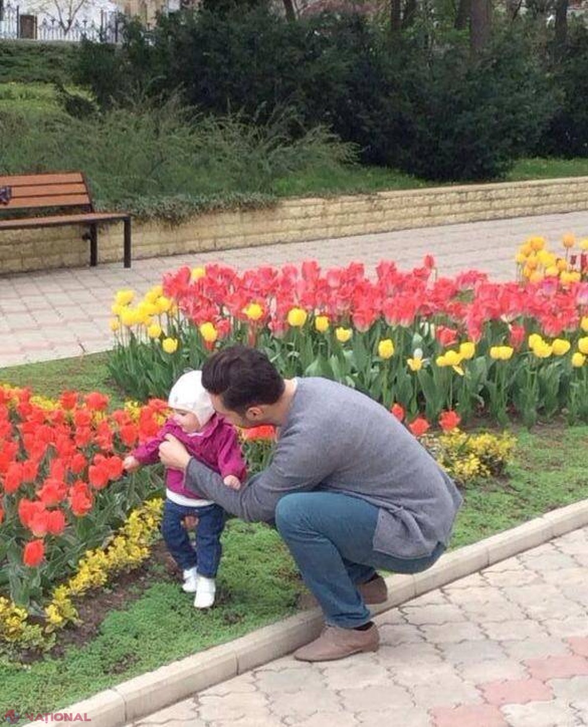 FOTO // De Paști, Adrian Ursu a ieșit cu fetița și soția la plimbare! O învață pe Andreea-Maria să meargă