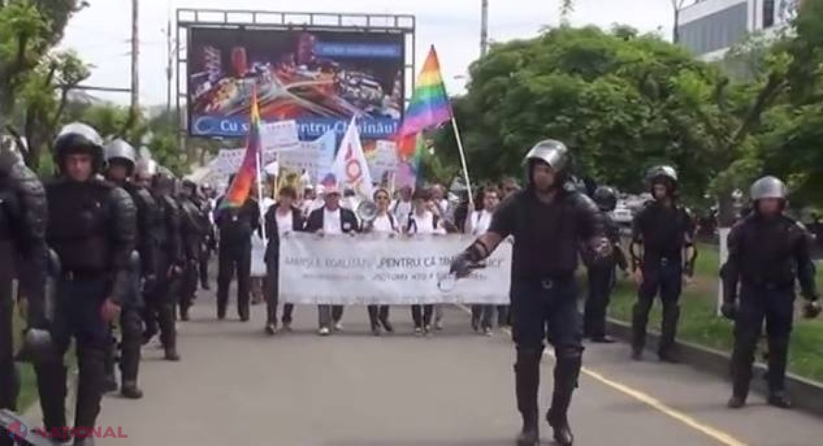 Marș cu ALTERCAȚII în Chișinău. Protestatarii, atacați cu ouă și petarde