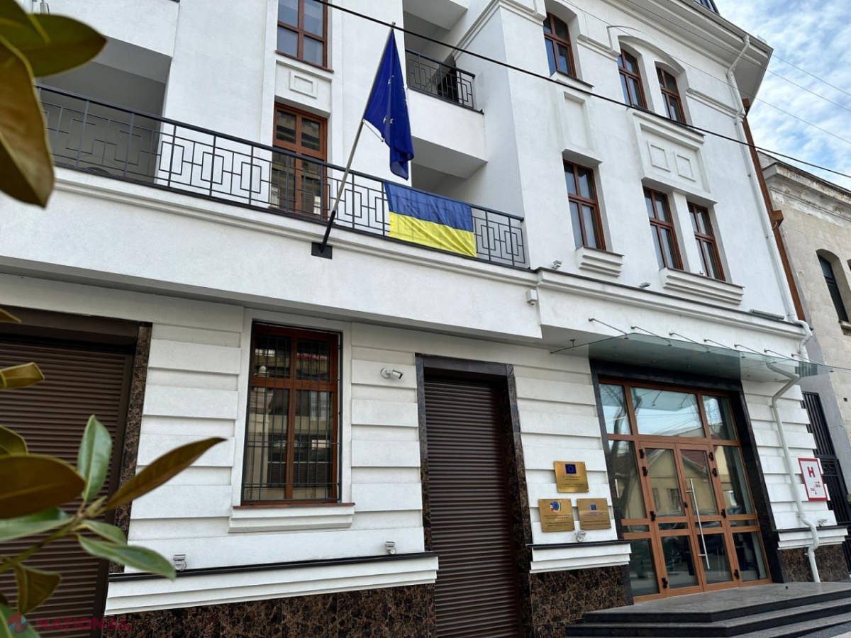Drapelul ucrainean, la Delegația UE din Chișinău, marcând trei ani de rezistență în fața invaziei rusești