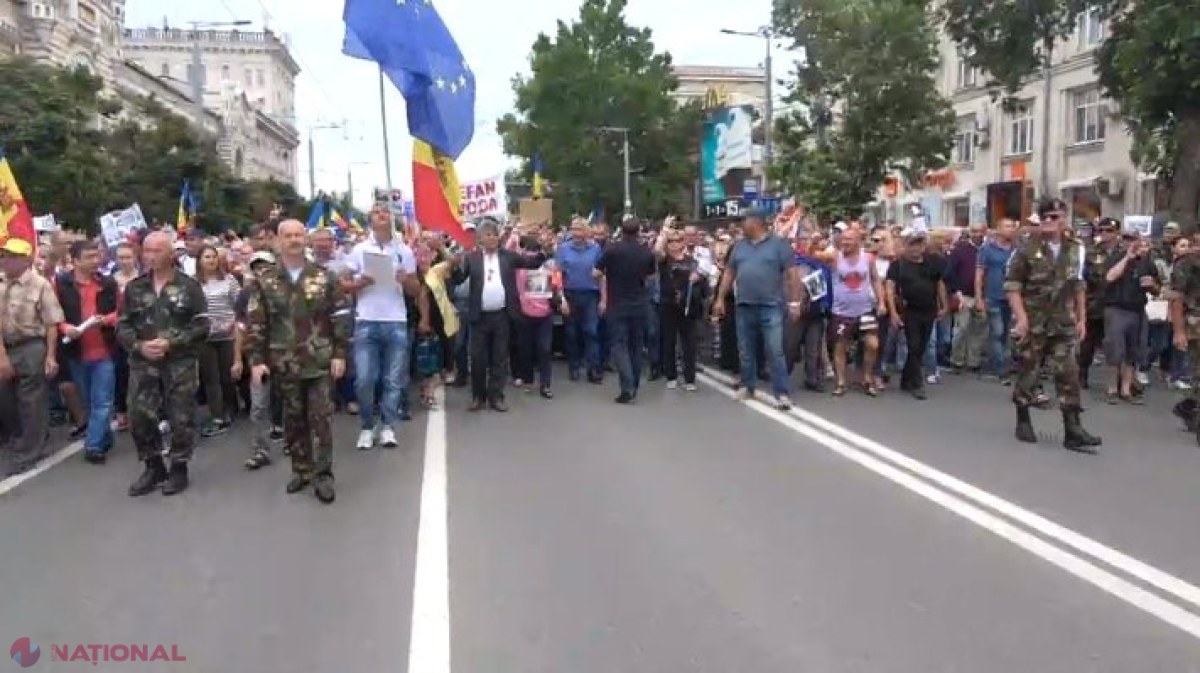 VIDEO // Miile de oameni care au protestat în centrul Chișinăului au fost la casa lui Vlad Plahotniuc, după care s-au întors în PMAN