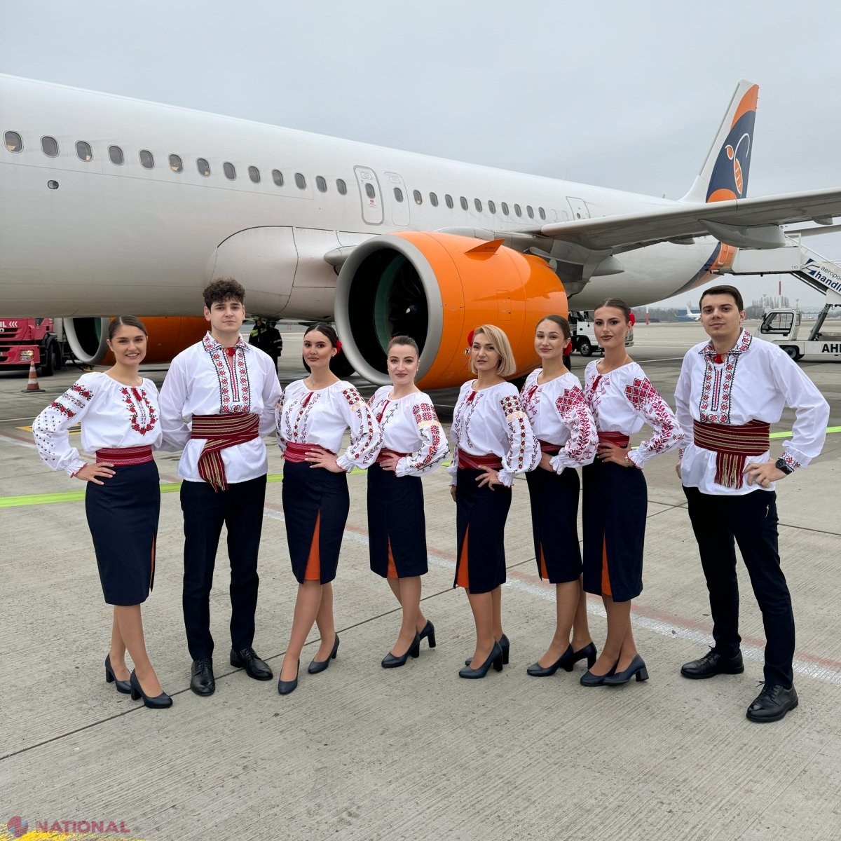 FOTO // HiSky celebrează Ziua UNIRII în zbor, cu echipaje în costume tradiționale și vin servit pasagerilor
