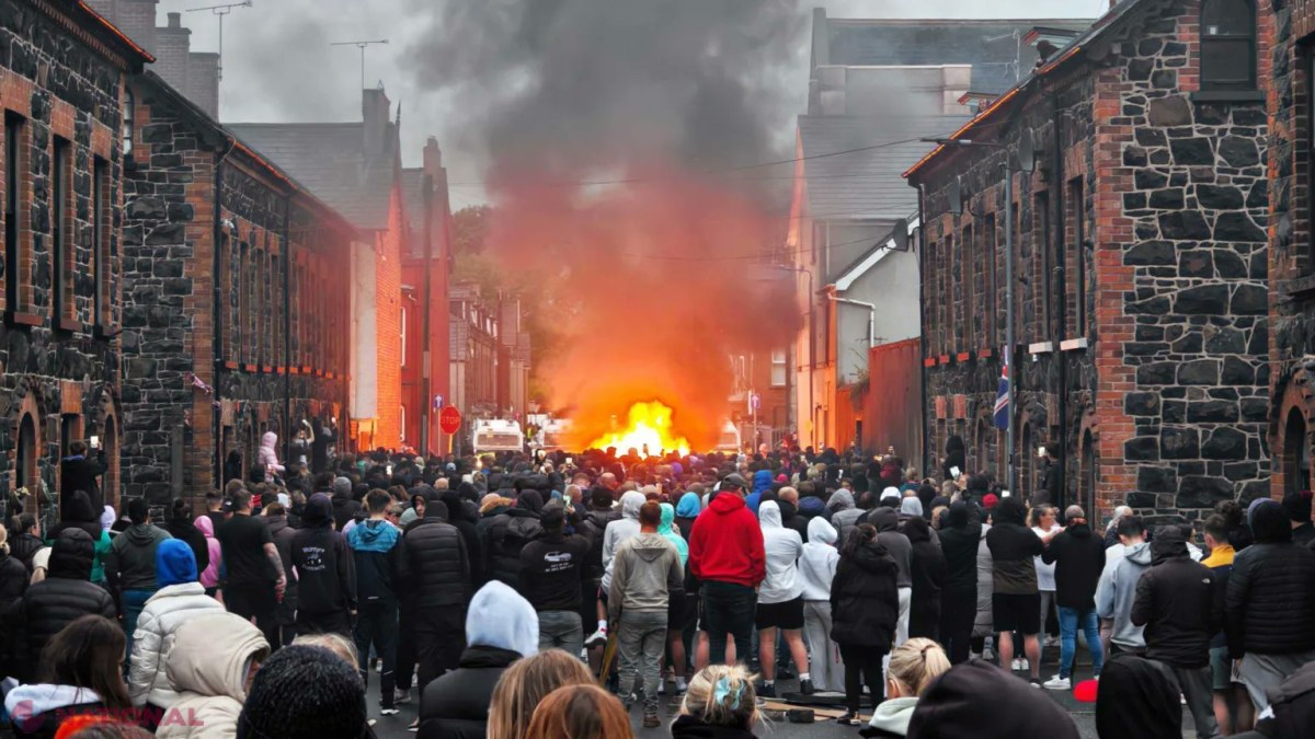 Violențe în Irlanda de Nord: Protest pașnic se transformă în atacuri anti-imigranți după acuzații asupra unor minori români.