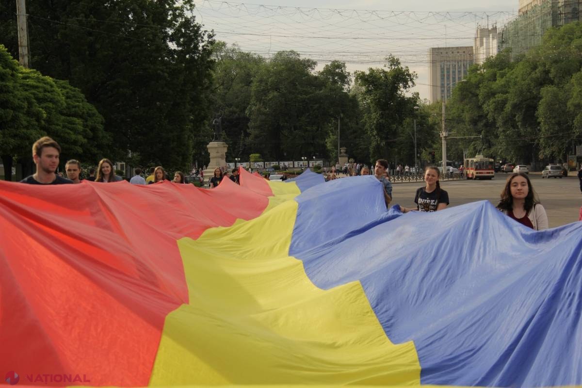 TRICOLOR IMENS, din nou în centrul Chișinăului, pentru a îndemna cetățenii să iasă la vot