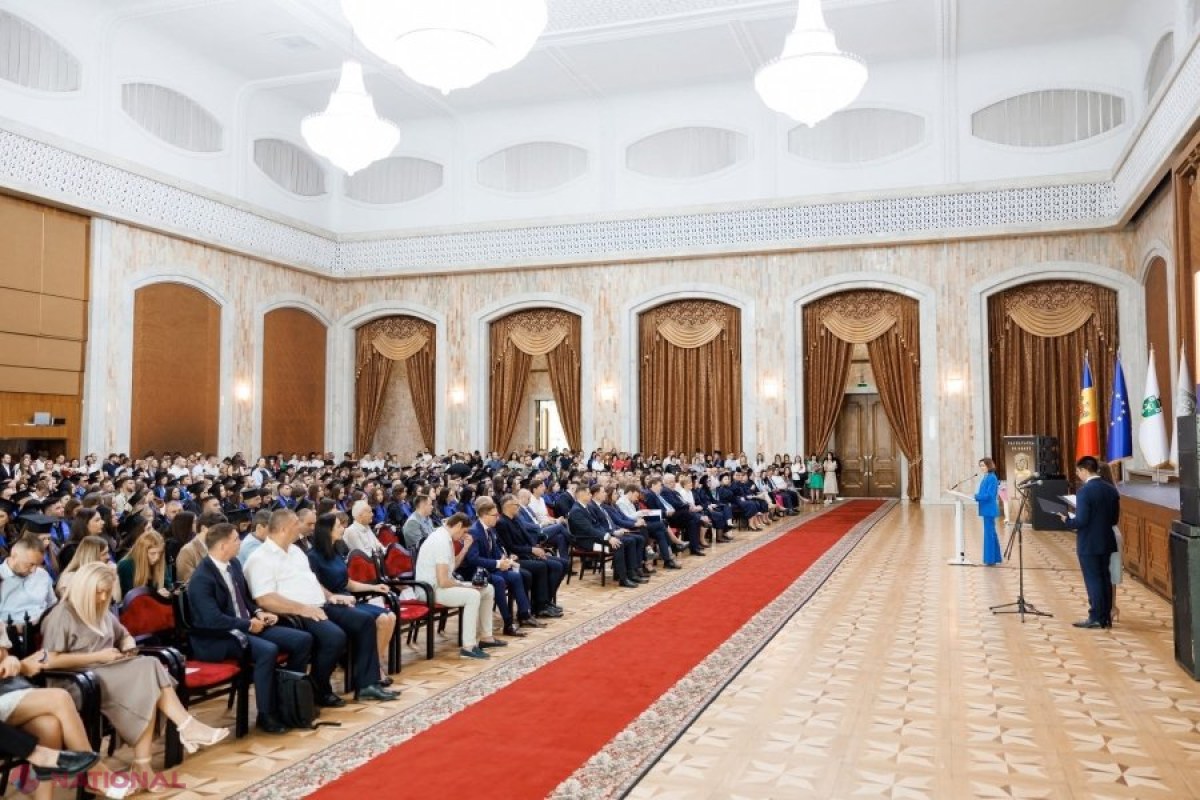 Laureații Facultății de Drept, felicitați de oficiali la ceremonia de absolvire de la Palatul Republicii