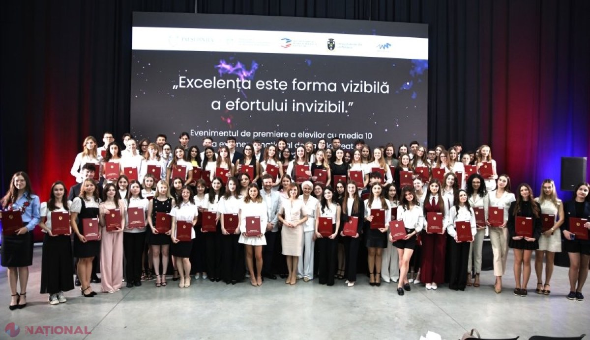 Maia Sandu și Dan Perciun i-au onorat pe elevii de 10 la Bacalaureat într-o ceremonie festivă în Republica Moldova