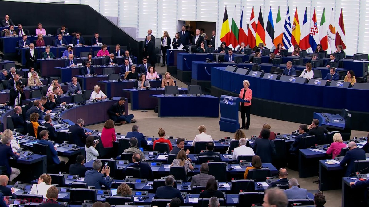 Dezbatere intensă în Parlamentul European: Ursula von der Leyen apără bilanțul Comisiei în fața moțiunii de cenzură inițiate de extremiști