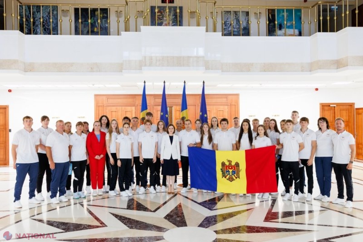 Maia Sandu oferă drapelul sportivilor tineri care vor reprezenta Moldova la Festivalul Olimpic din Skopje