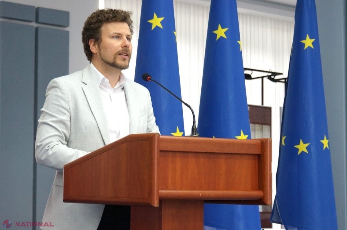Marea Dictare Națională reunește mii de participanți de Ziua Limbii Române în Piața Marii Adunări Naționale