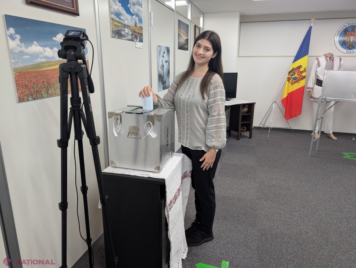 O studentă din Japonia deschide secția de vot pentru alegerile parlamentare din Moldova, pledând pentru pace și prosperitate europeană