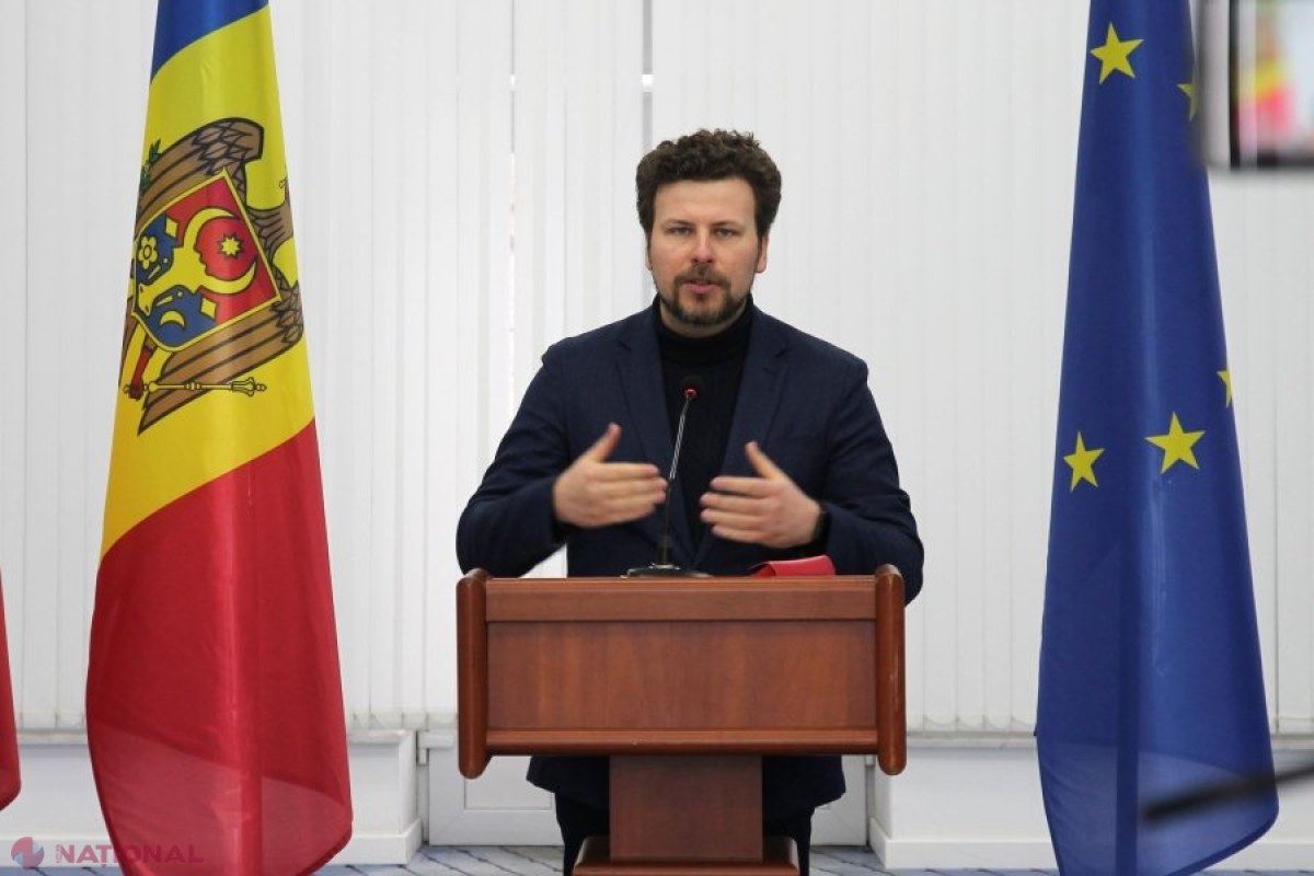 MEC schimbă din temelii manualele școlare: accent pe calitate, ediții color, versiuni digitale și ghiozdane mai ușoare