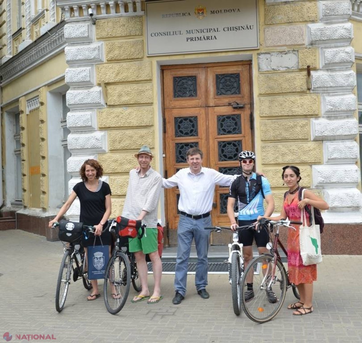 Doi OASPEȚI în vizită la Primăria capitalei. Au venit pe BICICLETE