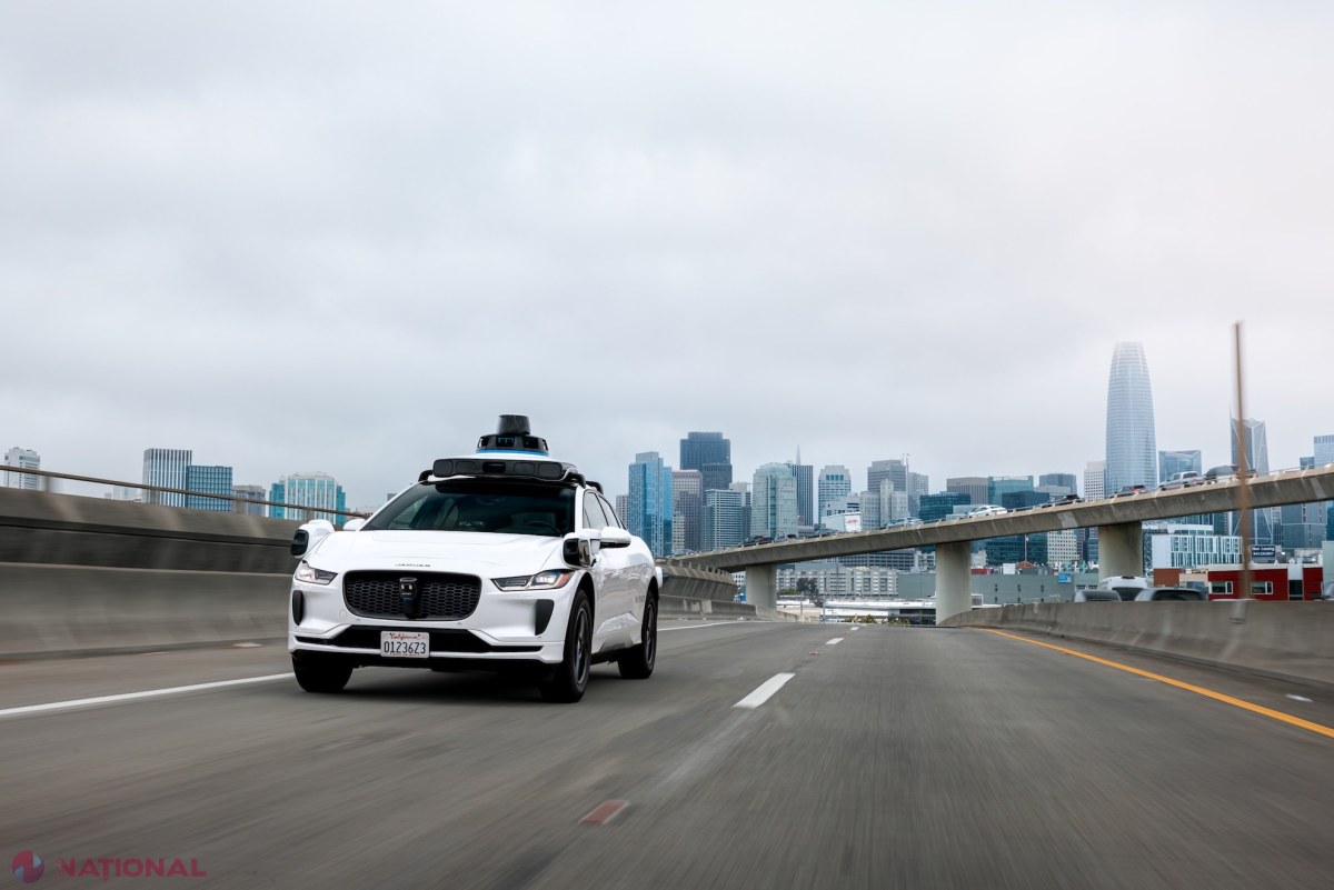 Waymo își apără strategia de asistență la distanță pentru robotaxiuri, în timp ce presiunea politică și competiția din mobilitatea electrică cresc