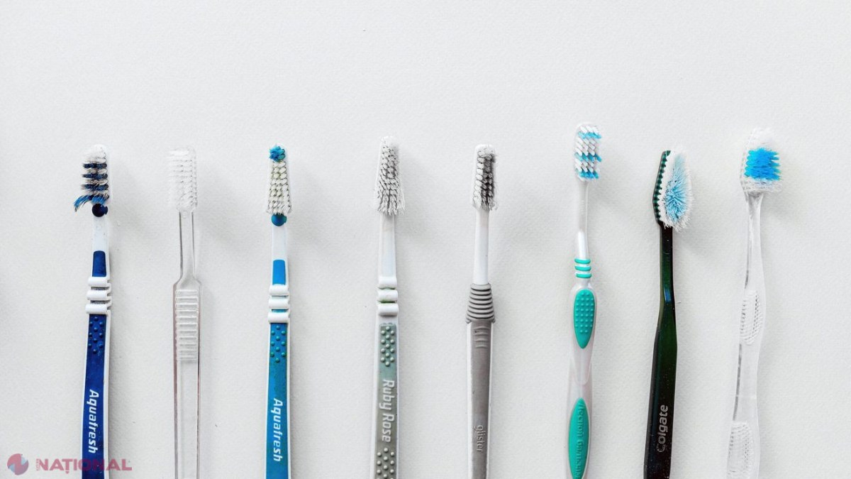 Microplasticele din periuța de dinți și ața dentară: cât de mare este, de fapt, riscul pentru sănătate?