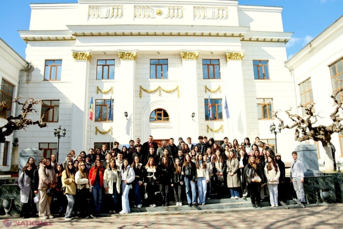 Prima excursie din Decada „Memoriei și Recunoștinței”: 160 de elevi au descoperit la Chișinău istoria deportărilor și represiunilor sovietice