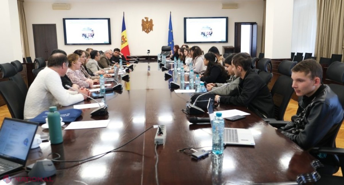 Tinerii romi își prezintă manifestul la Ministerul Educației: burse mai multe și școli mai incluzive în Republica Moldova