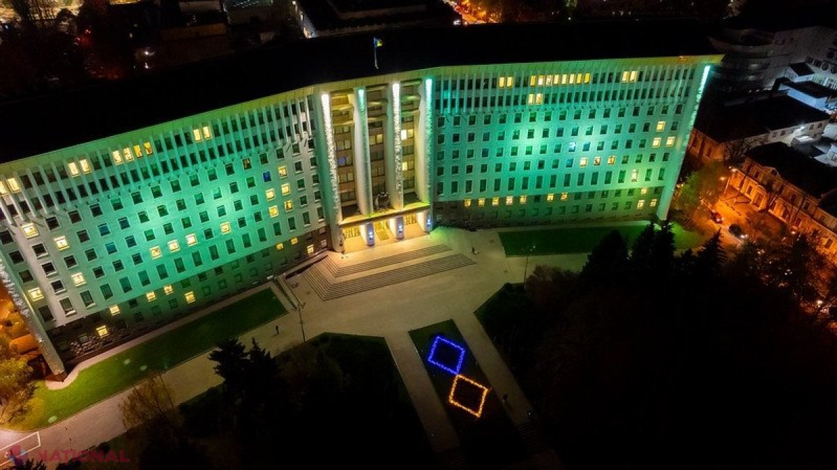VIDEO // SOLIDARITATE: Scuarul Parlamentului de la Chișinău, iluminat în culorile drapelului Ucrainei, în ziua când s-au împlinit 1 000 de zile de la declanșarea războiului de către Federația Rusă