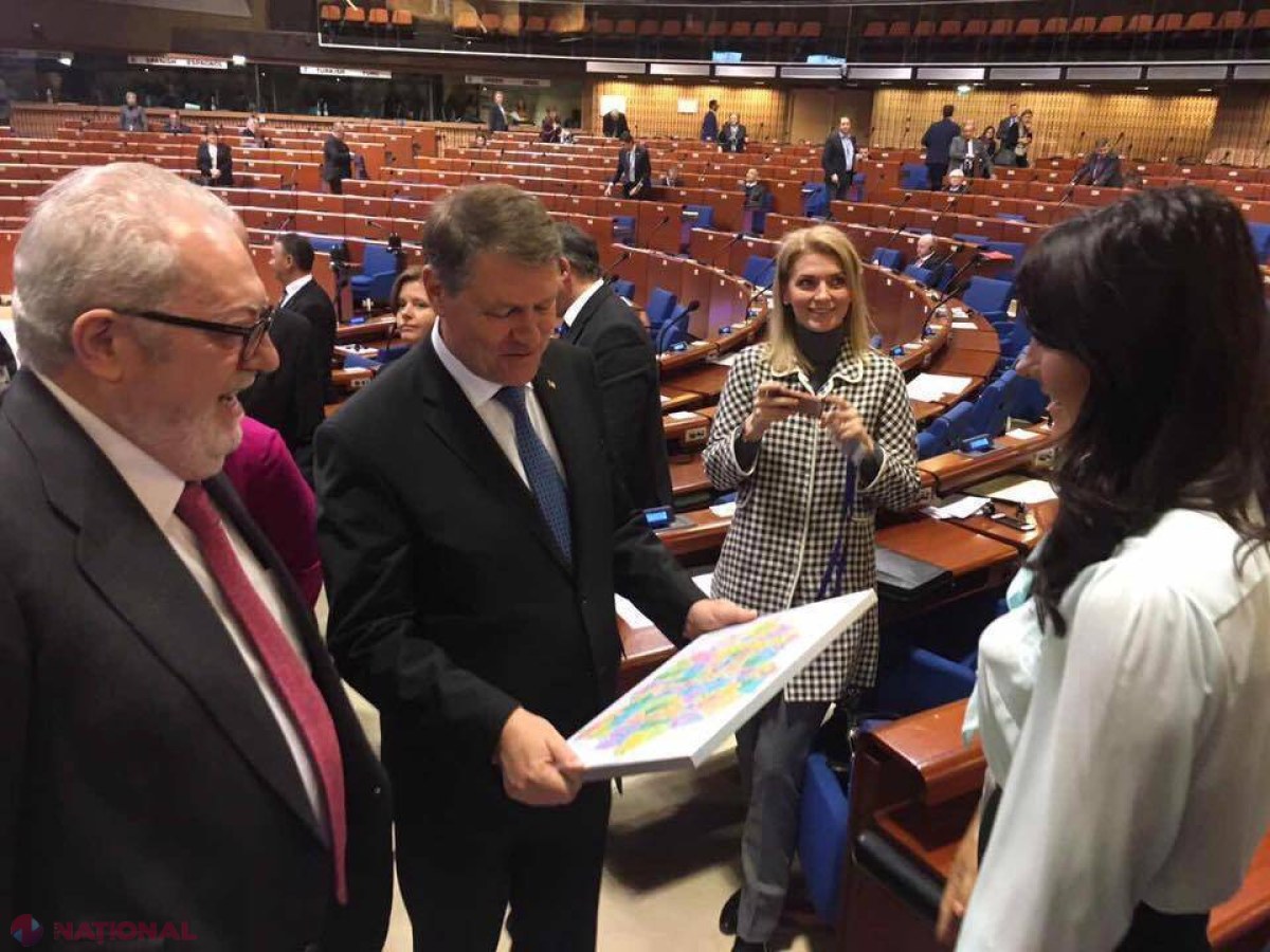 FOTO // Președintele Iohannis a primit un CADOU la Strasbourg de la un DEPUTAT de la Chișinău