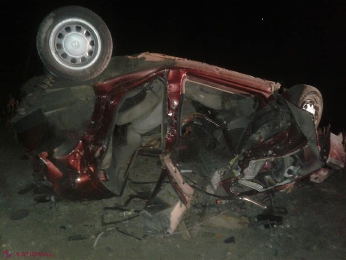 ACCIDENT // Viteza excesivă a mai luat viața unui tânăr din R. Moldova, iar alți trei au ajuns în stare gravă la spital: Din mașină a rămas un morman de fiare 