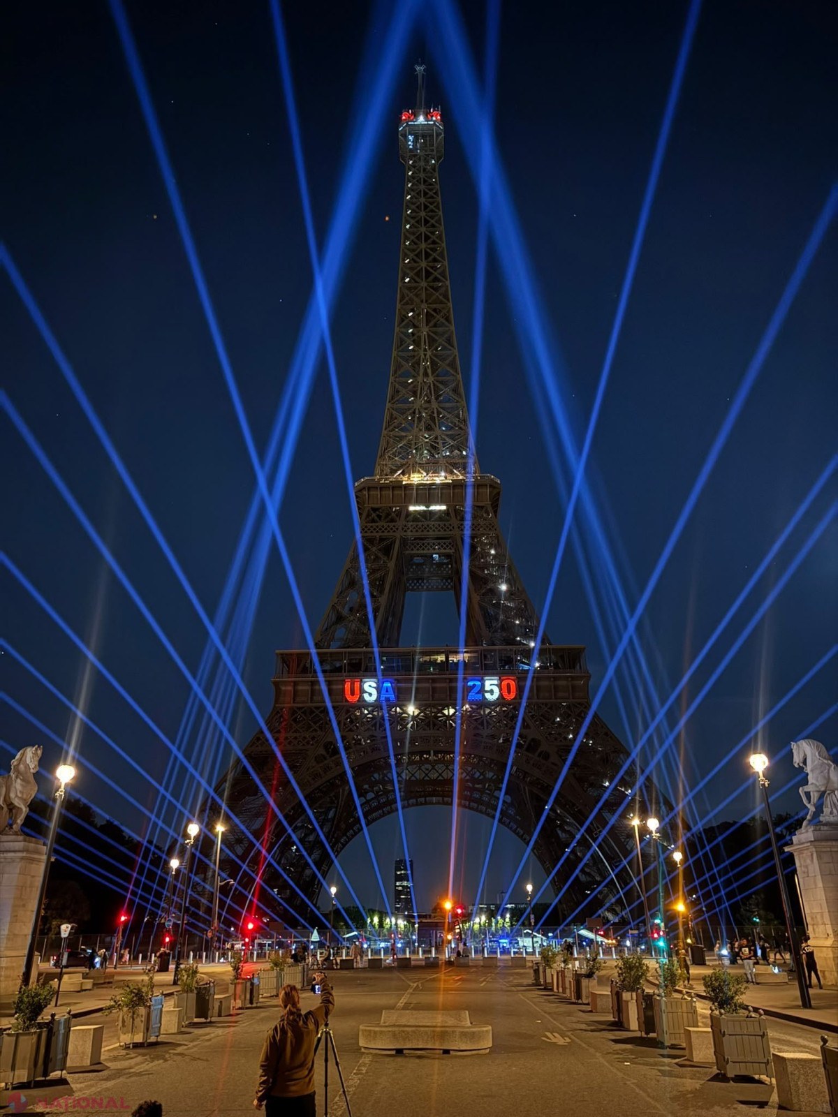 Panică la Paris: bărbat reținut după ce a urcat pe Turnul Eiffel și a arborat un steag american