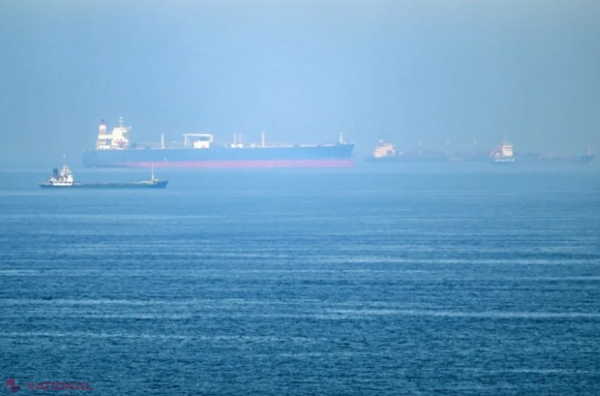 Petrolier în flăcări în Strâmtoarea Ormuz după ce a fost lovit de un proiectil, în timp ce Iranul îl comemorează pe Khamenei