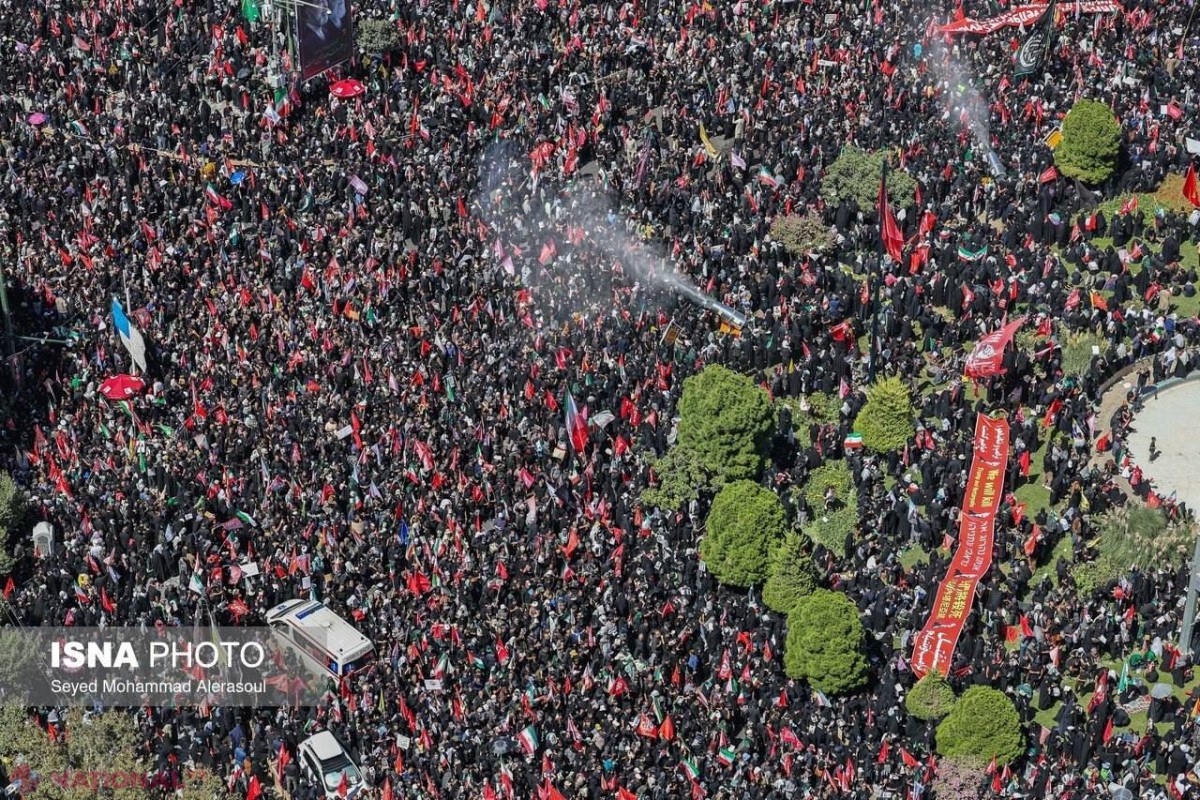 Cortegiul funerar cu sicriul lui Ali Khamenei, întâmpinat la Mashhad de mulțimi îndoliate și bannere cu amenințări la adresa lui Donald Trump