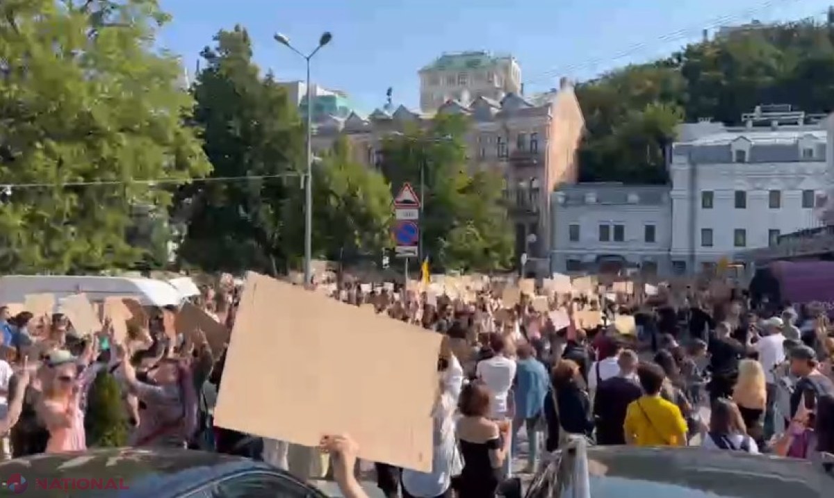 Proteste în Ucraina după demiterea ministrului apărării Mihailo Fedorov: mii de oameni îi cer lui Zelenski să-l menţină în funcţie