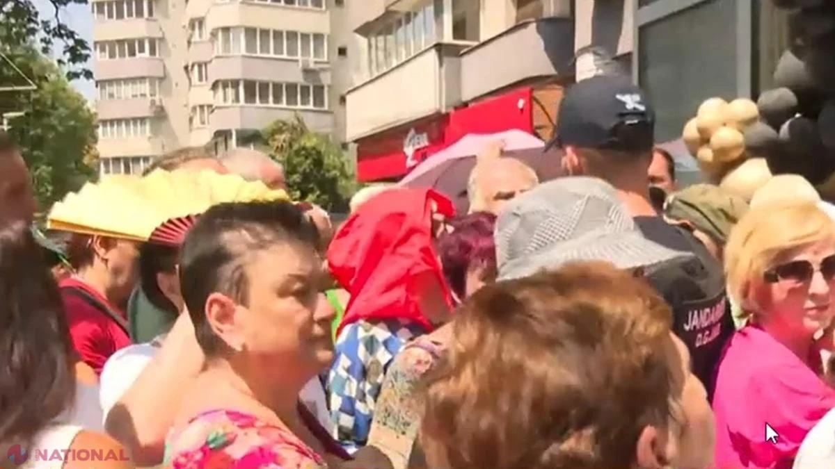 Cozi de sute de metri la un magazin din București, în plină caniculă, pentru ulei la 2 lei și cașcaval la 3 lei, cu jandarmi, îmbulzeli și oameni care leșină pentru câțiva lei economisiți