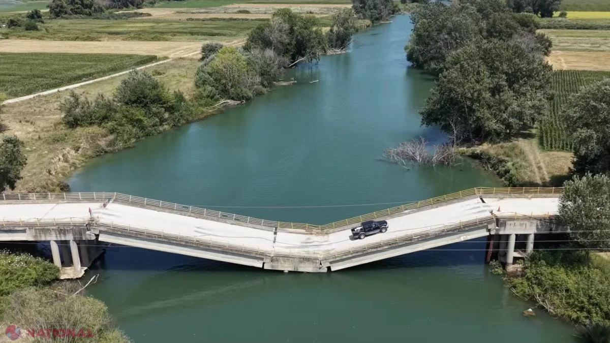 Pod distrus de furtuna Daniel lângă Larissa, lăsat în paragină de 3 ani. Șoferii îl traversează zilnic, în ciuda interdicțiilor