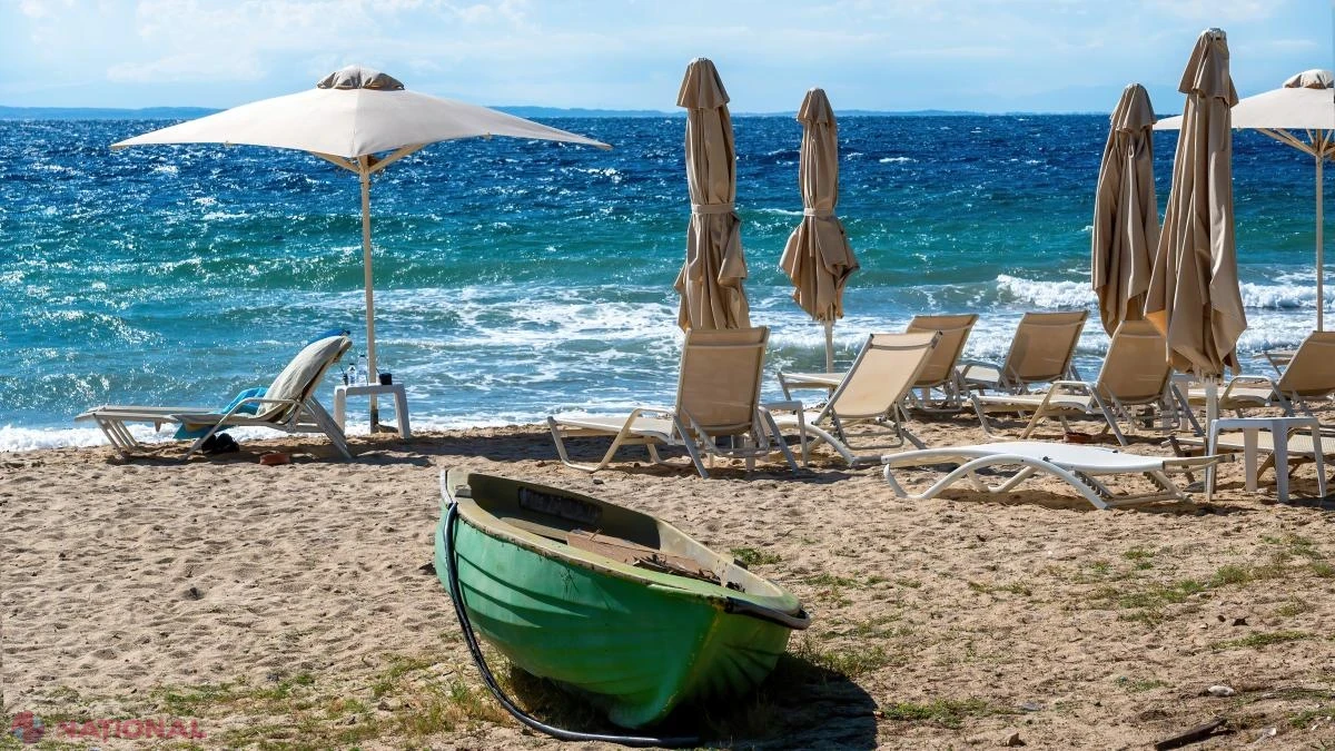 Șezlonguri furate din Italia, descoperite pe o plajă din Albania după doi ani: proprietarii se întreabă de ce furtul de 45.000 de euro nu este încă rezolvat
