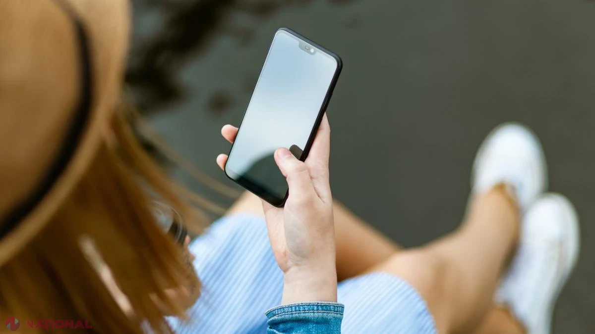 Franța interzice accesul minorilor sub 15 ani la rețelele de socializare și pregătește interdicția telefoanelor mobile în licee