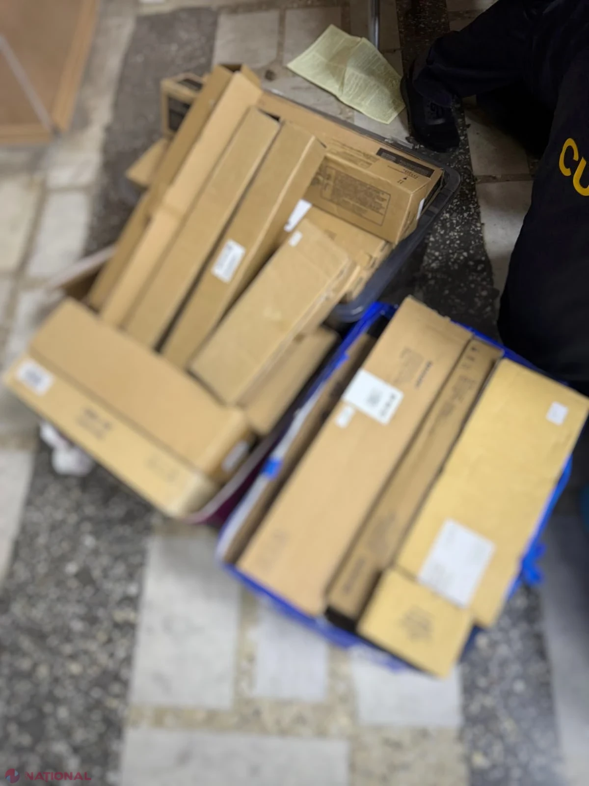 Componente IT nedeclarate de zeci de mii de lei, depistate într-un microbuz venit din Norvegia la vama Leușeni