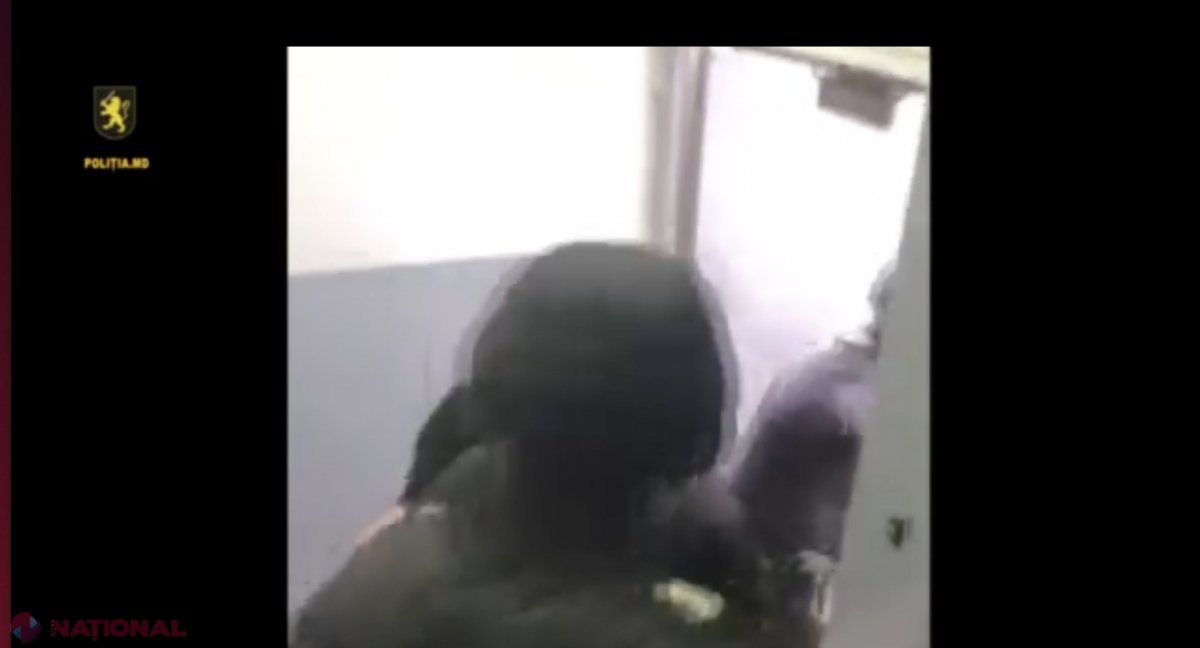 VIDEO // Un bărbat anunțat în căutare de mai multe inspectorate de poliție din R. Moldova, CAPTURAT într-un apartament din capitală. Escrocul și-a însușit sume importante de bani de la oamenii cu inima mare