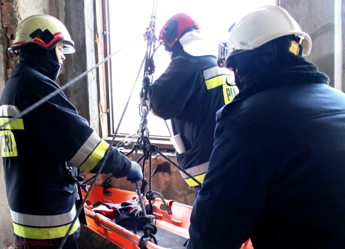 Tânără de 21 de ani, salvată de pompieri după ce a căzut de la etajul patru al unui bloc din Ceadâr-Lunga