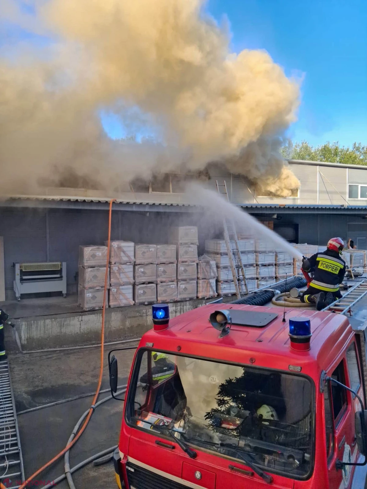 Incendiu de proporții la un depozit de materiale de construcție din Chișinău: pompierii intervin cu nivel sporit de răspuns