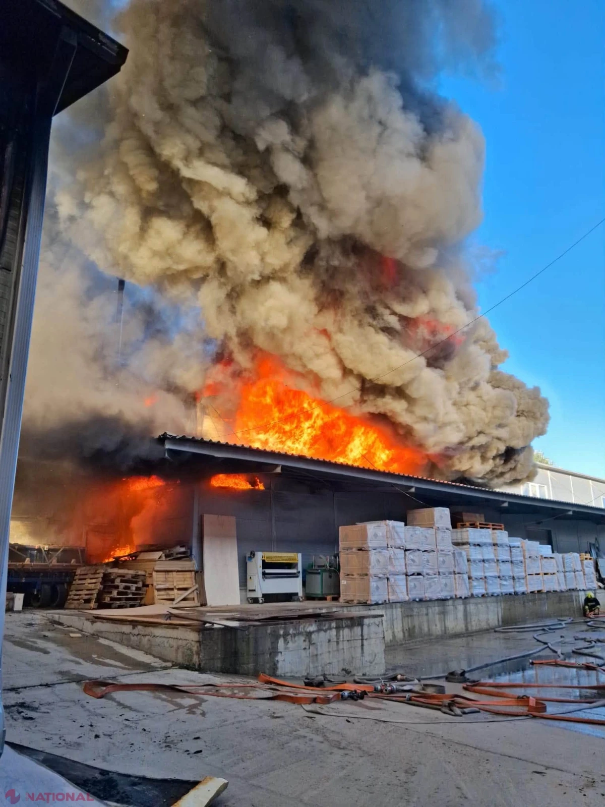 Incendiu de proporții la un depozit de materiale de construcție din Chișinău: pompierii intervin cu nivel sporit de răspuns