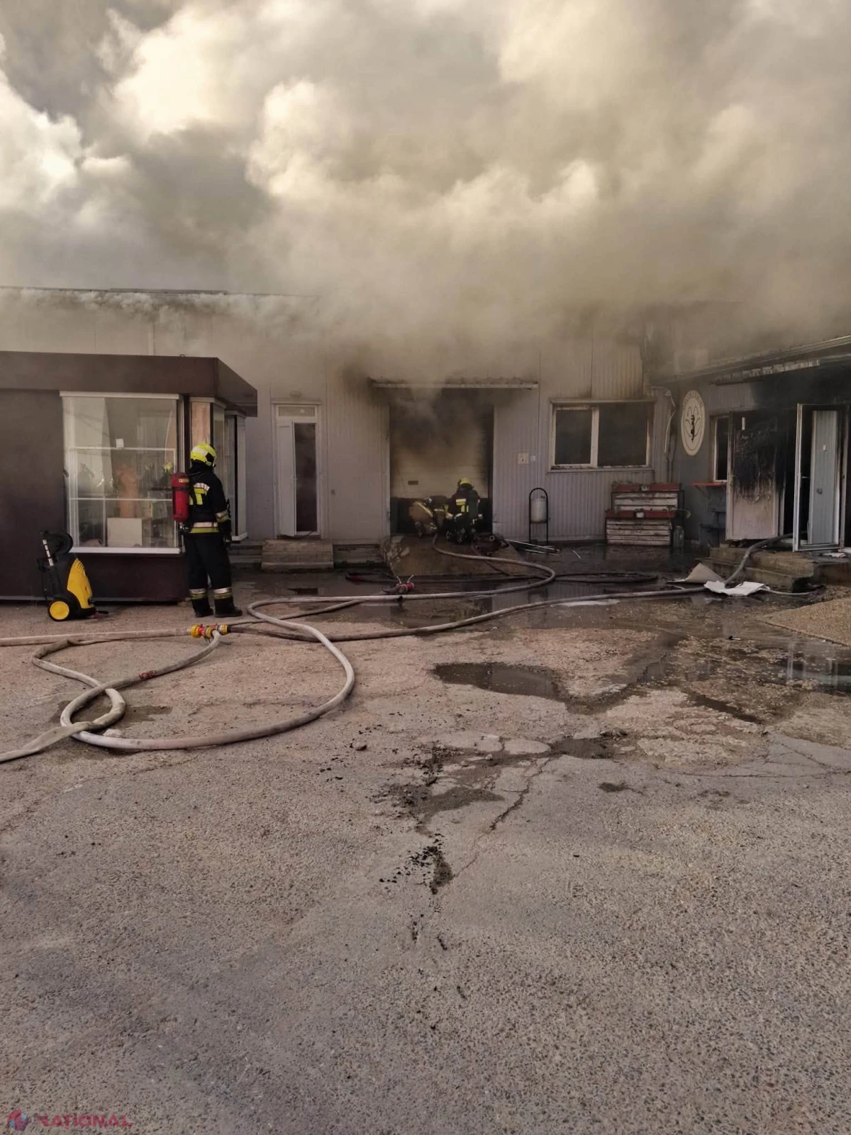 Incendiu de proporții la un depozit de materiale de construcție din Chișinău: pompierii intervin cu nivel sporit de răspuns