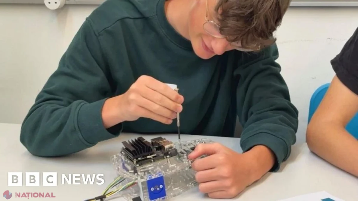 Universitate din Hereford îi învață pe liceeni să construiască roboți de la zero pentru a-i atrage spre inginerie
