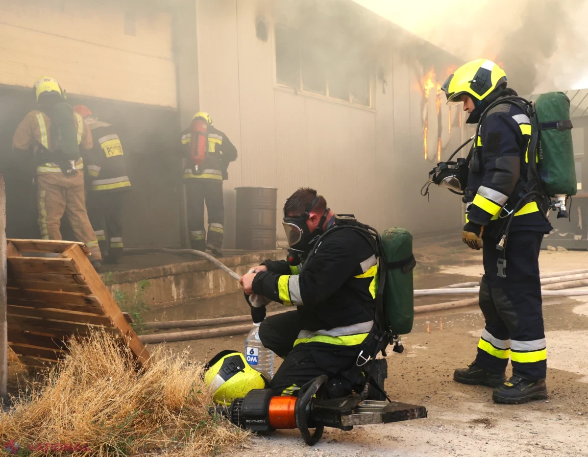 Incendiul de la depozitul de materiale de construcții de pe strada Uzinelor 90/E, stins complet după o noapte de intervenții în forță