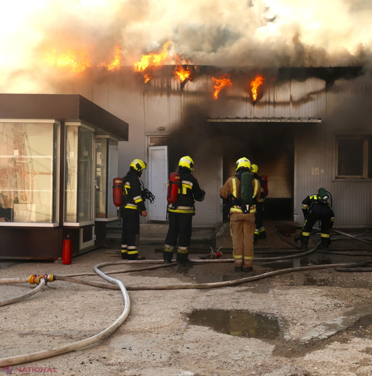 Incendiul de la depozitul de materiale de construcții de pe strada Uzinelor 90/E, stins complet după o noapte de intervenții în forță